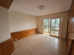 Apartamento com 03 dormitórios no Edifício Colônia 
