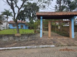 Casa com 03 dormitórios no bairro Lomba Grande 
