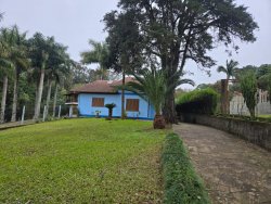 Casa com 03 dormitórios no bairro Lomba Grande 