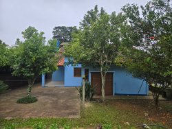 Casa com 03 dormitórios no bairro Lomba Grande 