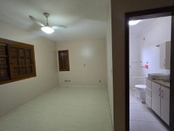 Casa com 03 dormitórios no bairro Lomba Grande 