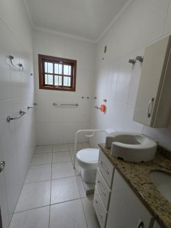 Casa com 03 dormitórios no bairro Lomba Grande 