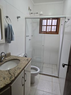 Casa com 03 dormitórios no bairro Lomba Grande 