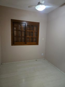 Casa com 03 dormitórios no bairro Lomba Grande 