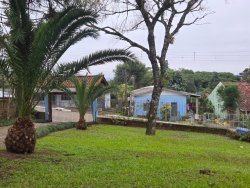 Casa com 03 dormitórios no bairro Lomba Grande 