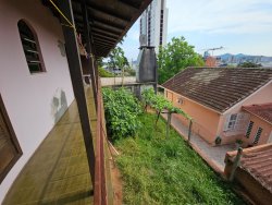 Casa com 06 dormitórios no bairro Rio Branco 