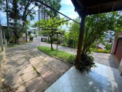 Casa com 06 dormitórios no bairro Rio Branco 
