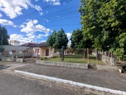 Casa com terreno de 940m² no bairro Canudos 