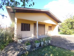 Casa com terreno de 940m² no bairro Canudos 