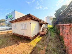 Terreno com construção no bairro Vila Rosa 