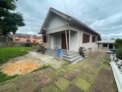 Terreno com construção no bairro Canudos 