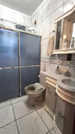 Casa com 03 dormitórios no bairro Paraíso 