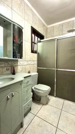 Casa com 03 dormitórios no bairro Paraíso 