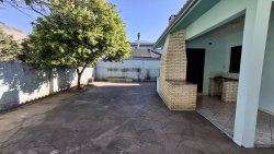 Casa com 03 dormitórios no bairro Paraíso 