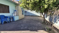 Casa com 03 dormitórios no bairro Paraíso 