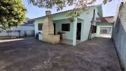 Casa com 03 dormitórios no bairro Paraíso 