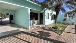 Casa com 03 dormitórios no bairro Paraíso 