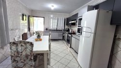 Casa com 03 dormitórios no bairro Paraíso 