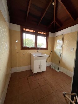 Casa com 03 dormitórios no bairro Lomba Grande 