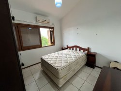 Casa com 03 dormitórios no bairro Lomba Grande 