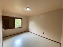 Casa com 04 dormitórios, sendo 01 suíte para locação no bairro Ideal 