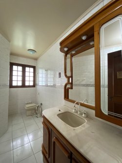 Casa com 04 dormitórios, sendo 01 suíte para locação no bairro Ideal 