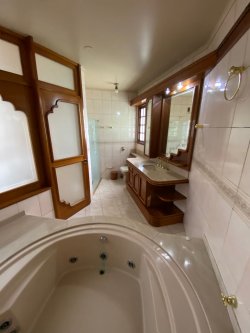 Casa com 04 dormitórios, sendo 01 suíte para locação no bairro Ideal 