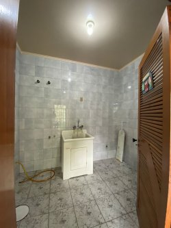 Casa com 04 dormitórios, sendo 01 suíte para locação no bairro Ideal 