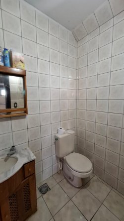 Casa com 02 moradias no bairro Lomba Grande 