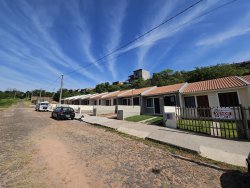Casa com 02 dormitórios no Bairro Vargas  