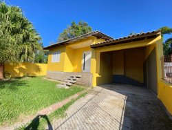Casa com 02 dormitórios no bairro Lomba Grande 