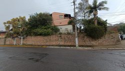 Terreno de esquina com construção no bairro Santo Afonso 