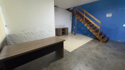 Terreno de esquina com pavilhão e escritório no bairro Liberdade 