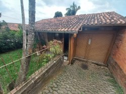 Casa com 03 dormitórios no bairro Santo Afonso 