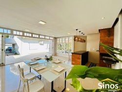 Casa com 04 dormitórios no bairro Pinheiros 