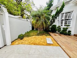 Casa com 04 dormitórios no bairro Pinheiros 