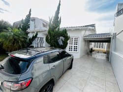 Casa com 04 dormitórios no bairro Pinheiros 