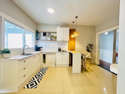 Casa com 04 dormitórios no bairro Pinheiros 