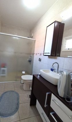 Sobrado com 04 dormitórios, 01 suíte no bairro Canudos 
