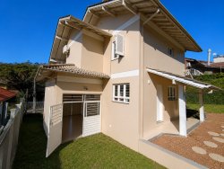 Sobrado com 04 dormitórios, 01 suíte no bairro Canudos 