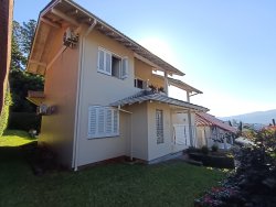 Sobrado com 04 dormitórios, 01 suíte no bairro Canudos 