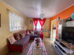 Casa com 02 dormitórios para locação na Lomba Grande 