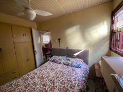 Casa com 02 dormitórios para locação na Lomba Grande 