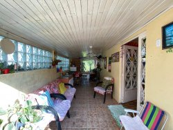 Casa com 02 dormitórios para locação na Lomba Grande 