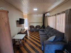 Casa semimobiliada com 03 dormitórios no bairro Rincão 