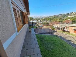 Casa semimobiliada com 03 dormitórios no bairro Rincão 