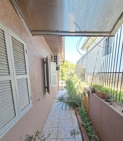 Casa semimobiliada com 03 dormitórios no bairro Rincão 