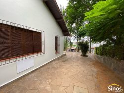 Casa de esquina com 03 dormitórios no bairro Rincão 