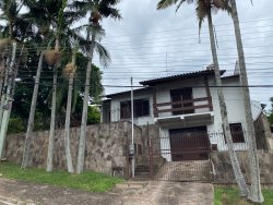 Casa de esquina com 03 dormitórios no bairro Rincão 
