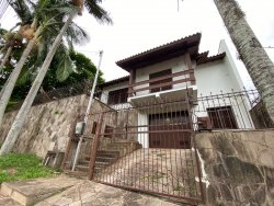 Casa de esquina com 03 dormitórios no bairro Rincão 